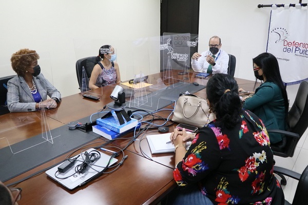 El defensor del Pueblo, Eduardo Leblanc González, se reunió con integrantes de la la Fundación Vida Mujer. Foto: Cortesía Defensoría del Pueblo