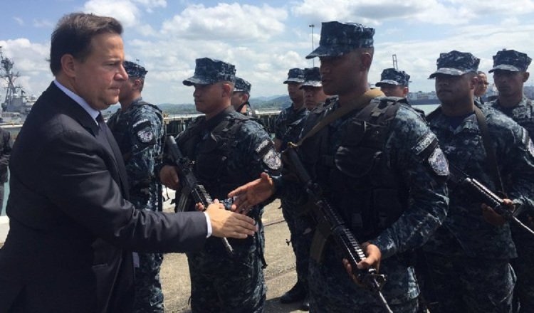 Juan Carlos Varela, cuando fue presidente, recibió duras críticas por los ascensos y reintegros que ordenó en la Fuerza Pública.