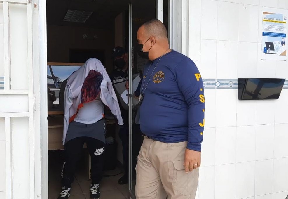 El sargento llegó esposado y bajo estrictas medidas de seguridad al Sistema Penal Acusatorio de Veraguas. Foto: Melquiades Vásquez