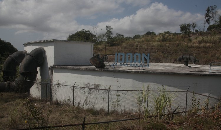 La obra se encuentra repleta de herbazales y los equipos tecnológicos fueron destruidos.