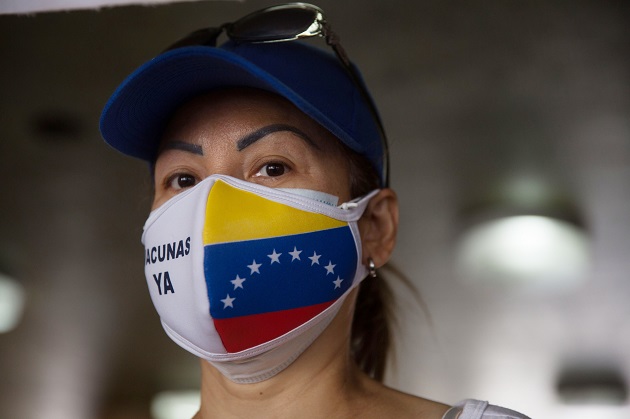 Una enfermera protesta para exigir equipamientos y material médico para enfrentar la covid-19 en Caracas, Venezuela. Foto: EFE