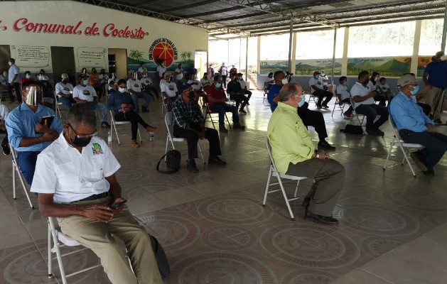 Productores recibieron tres búfalos hembras y  seis machos. Foto: Diomedes Sánchez