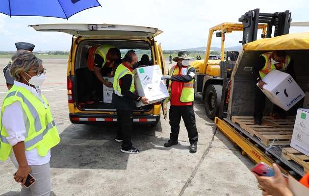 Panamá recibió este miércoles 108,810 dosis de la vacuna de Pfizer. Foto: Cortesía Minsa