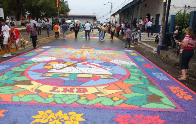 Las tradicionales alfombras confeccionadas con flores, sal, hojas y otros materiales se realizan alrededor del templo de San Atanasio y en el parque Simón Bolívar. Foto: Thays Domínguez