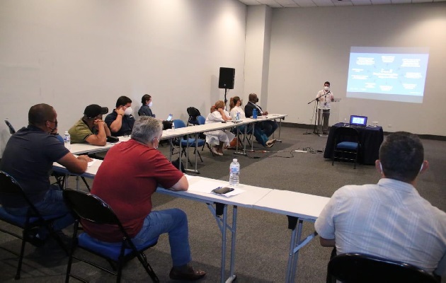 Los pescadores de palangre recibieron amplias explicaciones sobre el contenido del nuevo instrumento jurídico por parte de la administradora general de la Arap, Flor Torrijos, y altos directivos de la entidad. Foto: Cortesía Arap