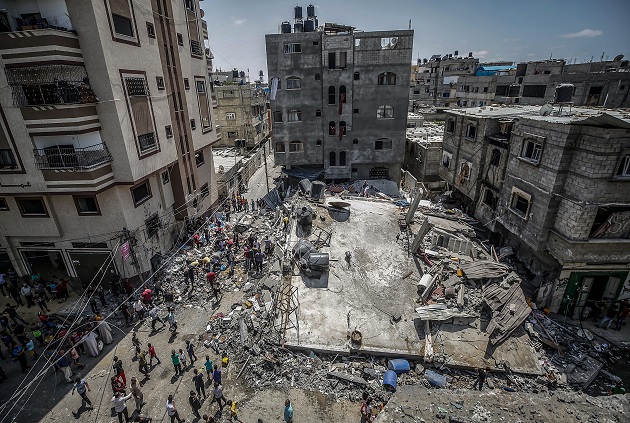 Los palestinos inspeccionan unas casa destruidas tras los ataques aéreos israelíes en el campo de refugiados de Jabaliya, en el norte de la Franja de Gaza. Foto: EFE