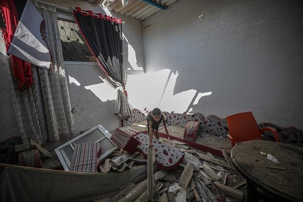  Un niño palestino camina entre escombros de su casa familiar, destruida tras el bombardeo israelí en el campo de refugiados de Jabaliya. EFE