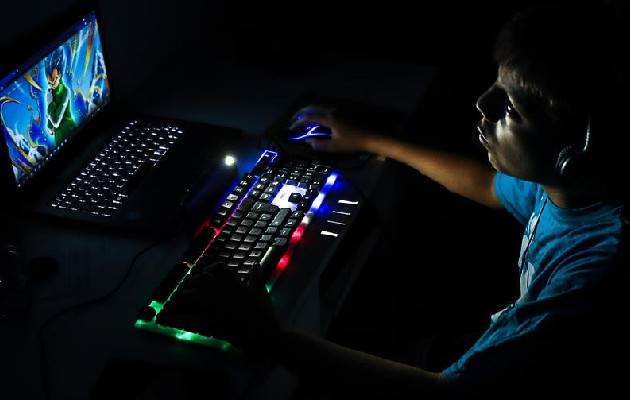 Un joven Gamer juega al Argentum el pasado 6 de abril en la Ciudad de Buenos Aires (Argentina). Foto: EFE