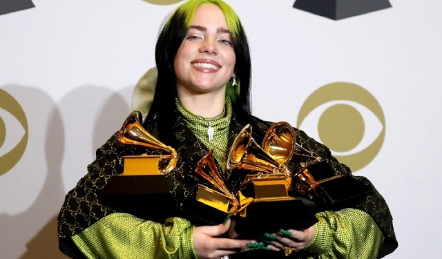 Billie Eilish posa con sus trofeos en la 62 edición de los Grammy Awards en Los Angeles, California, USA, en 2020. Foto: EFE/EPA/DAVID SWANSON