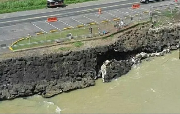 El Canal trabaja en la remoción del auto. Foto ilustrativa: Redes sociales