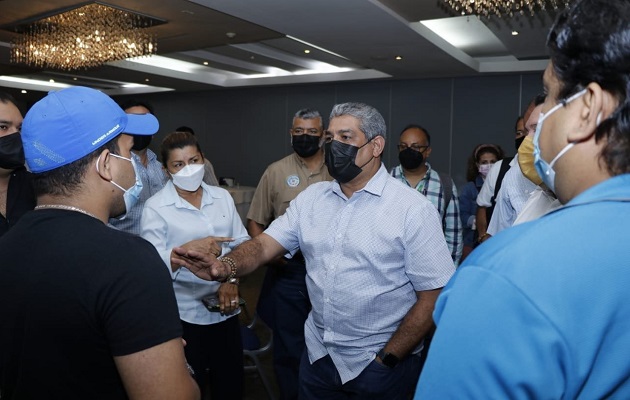 El ministro Luis Sucre comprende la solicitud de los laboratoristas, pero no considera oportuno el momento. Foto: Cortesía Minsa