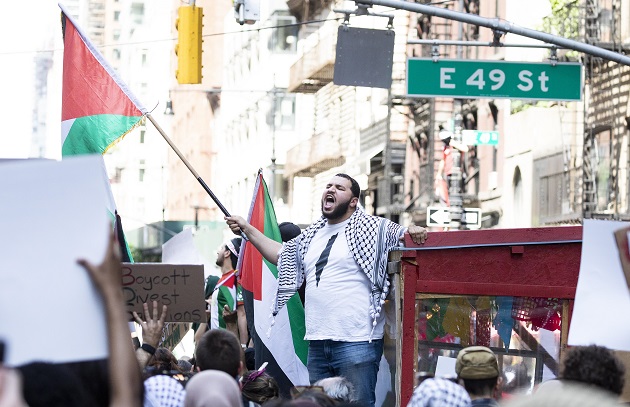 Un hombre canta durante una marcha en apoyo a Palestina tras una concentración cerca del consulado israelí en Nueva York, Estados Unidos. Foto: EFE