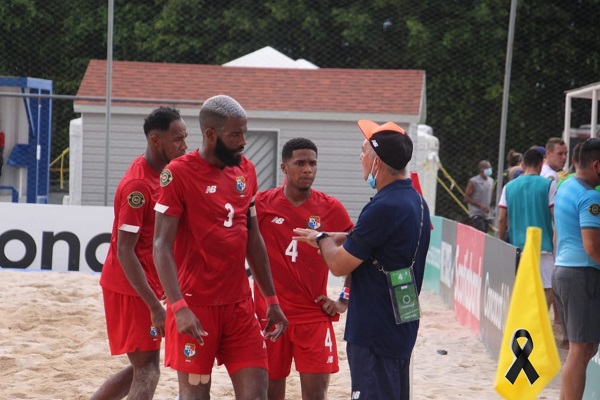 Shubert Pérez da algunas instrucciones a los jugadores durante el partido ante Estados Unidos. Foto:Fepafut