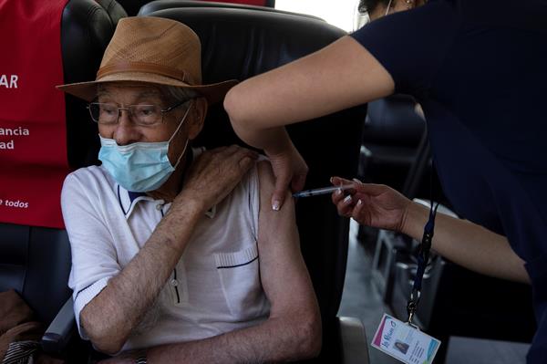 Una enfermera vacuna contra la covid-19 a un adulto mayor en Santiago (Chile). EFE