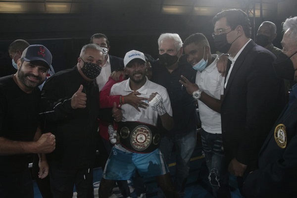 Anselmo 'Chemito' Moreno festeja su título Fedelatin de la AMB con expresidente Ricardo Martinelli. Foto:Víctor Arosemena