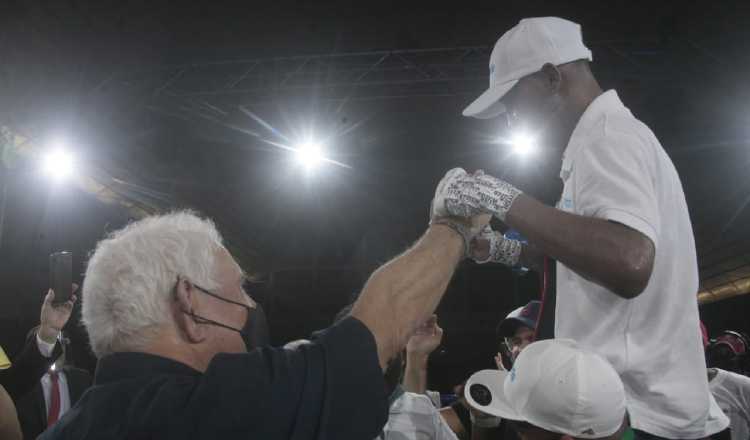 El expresidente Ricardo Martinelli festeja con  'Chemito' Moreno.  Foto: Víctor Arosemena