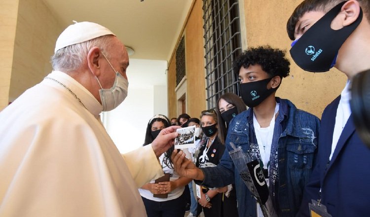 El papa Francisco con los jóvenes. Cortesía