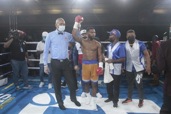 Jezreel Corrales venció por nocaut al mexicano Miguel Ángel Martínez. Foto: Víctor Arosemena