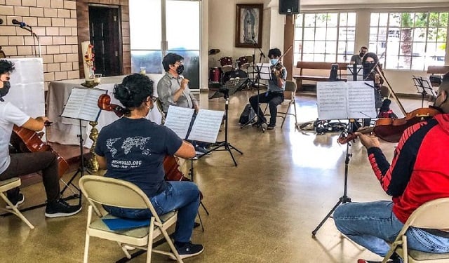 Los ensayos han sido tanto virtuales como presenciales en la Parroquia Santa Marta. Foto: Cortesía