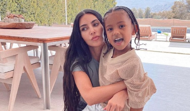 Kim Kardashian y Saint. Foto: Instagram