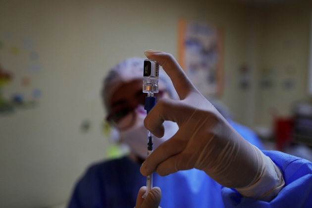 Una enfermera prepara una dosis de la vacuna de Pfizer contra la covid-19, durante una jornada de inmunización en la isla de Taboga. Foto: EFE