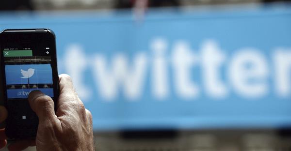 Un hombre fotografía el logo de Twitter en Nueva York.