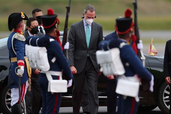 El rey de España, S. M. Felipe VI, a su llegada hoy para asistir a la investidura del nuevo presidente de Ecuador, Guillermo Lasso, en Quito (Ecuador). 