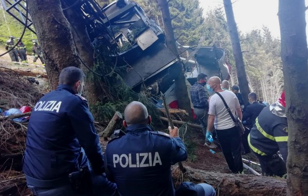La cabina del teleférico alpino que conecta las estaciones de Stresa y Mottarone, se precipitó al vacío. Foto: EFE