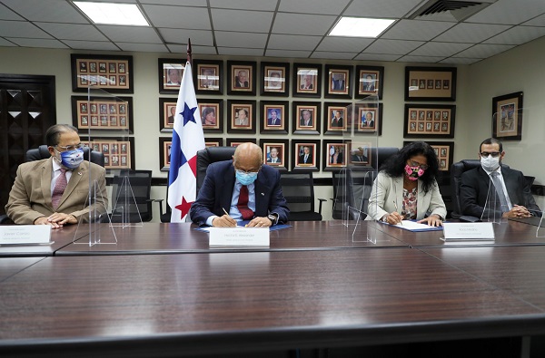 El contrato suscrito entre el ministro del MEF, Héctor Alexander, en representación de Panamá, y Rocío Medina, representante del BID en el país.