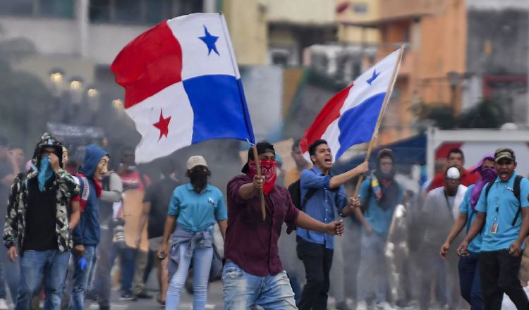 A inicios de este Gobierno, diversos grupos salieron a las calles a protestar en rechazo al proyecto de reformas a la Constitución. Archivo  