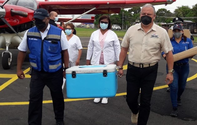 Llegó a Coclé un total de 5,000 dosis de vacunas AstraZeneca, las cuales se utilizarán en el Centro de Vacunación Express que inicia el próximo 26 de mayo. Foto: Cortesía Minsa