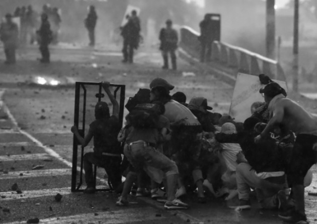 De seguir en este camino, de continuar la moda del vandalismo en las manifestaciones, seremos incapaces de salir del profundo hoyo de una crisis. Foto: EFE.