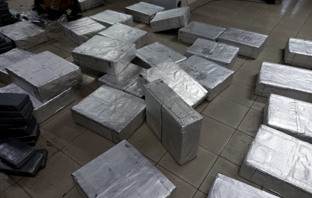 Dentro de las cajas, la droga estaba forrada con un envoltorio gris metálico, que se presume fue usado para no levantar sospechas al ser examinadas por las máquinas de rayos X que operan en los puertos. Foto: Diomedes Sánchez