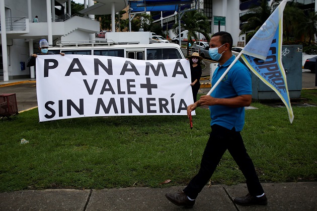 Un grupo de activistas ambientalistas protestaron hoy frente al Ministerio de Comercio e Industrias de Panamá (Mici) en rechazo a la minería. Foto: EFE