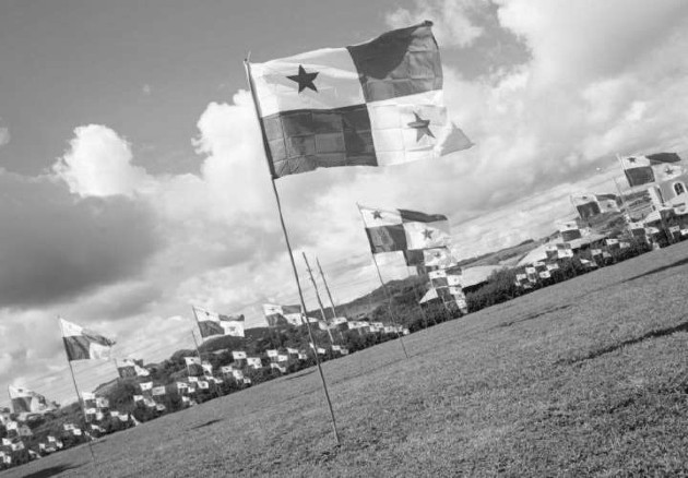 El viernes 2 de mayo de 1958, al inicio del año escolar, un grupo de la UEU cruza los límites de la Zona del Canal y marcha a los Edificios de la Administración a sembrar 75 banderas panameñas, en la llamada Operación Soberanía. Foto: Archivo.