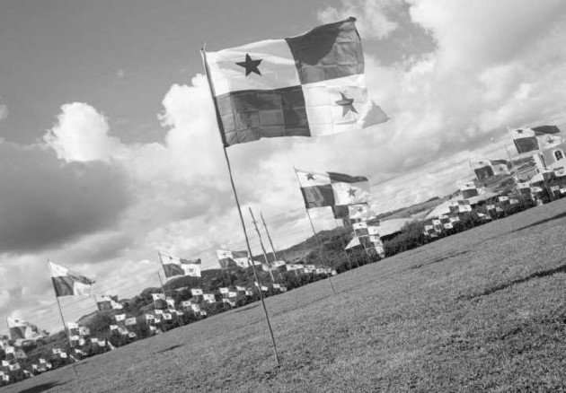 El viernes 2 de mayo de 1958, al inicio del año escolar, un grupo de la UEU cruza los límites de la Zona del Canal y marcha a los Edificios de la Administración a sembrar 75 banderas panameñas, en la llamada Operación Soberanía.  Foto: Archivo.