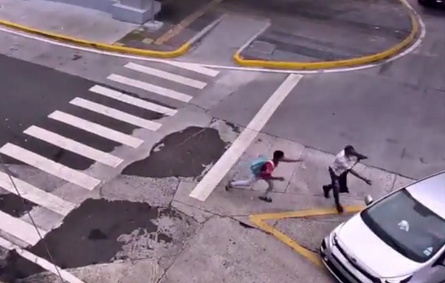 El video del asalto fue divulgado este miércoles por el Ministerio de Seguridad Pública, en su cuenta de Twitter. 