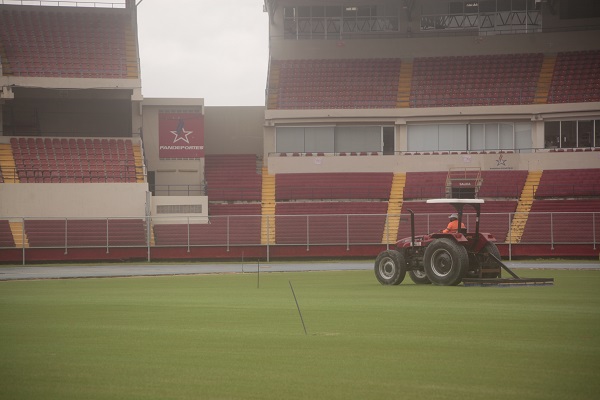 Trabajos en la grama del estadio Rommel Fernández. Foto: Víctor Arosemena