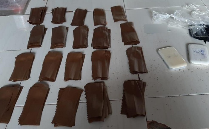 La mujer de 39 años mantenía un bulto con cinta adhesiva, con dos