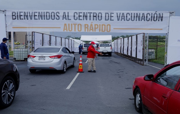 En diferentes puntos del país se han habilitado auto rápidos para recibir la vacuna de AstraZeneca. Foto: Cortesía Minsa