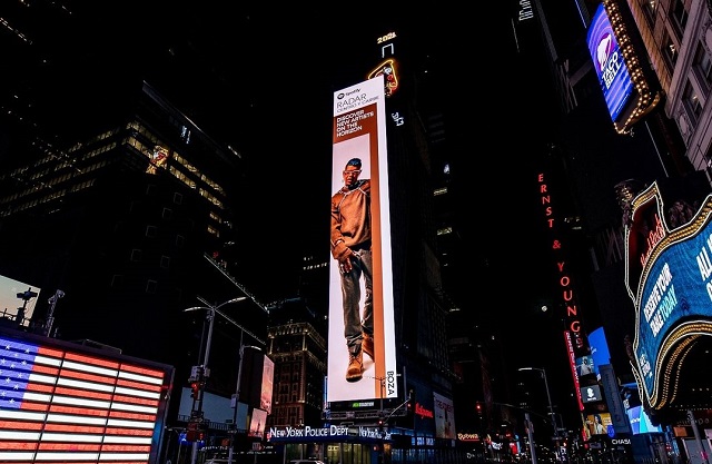 Valla con la imagen de Humberto Ceballos Boza en el Time Square. Foto: @bozamusic