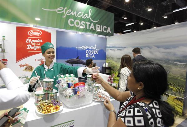 Fotografía de archivo de un grupo de personas visita la feria comercial Expocomer, el 28 de febrero de 2018 en la ciudad de Panamá.