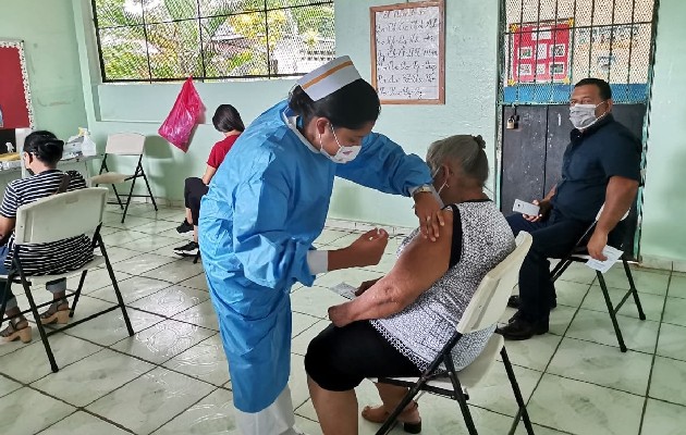 Adultos mayores de 60 años, embarazadas y docentes del circuitos 4-5 y 4-6 fueron vacunados. Foto: Cortesía Minsa
