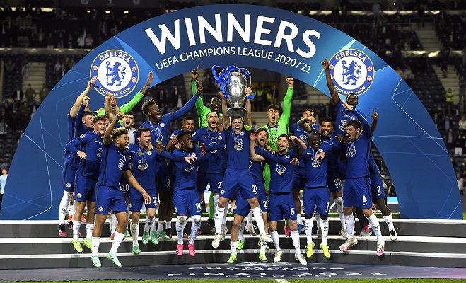 Jugadores del Chelsea festejan con la 'Orejona'. Foto:EFE