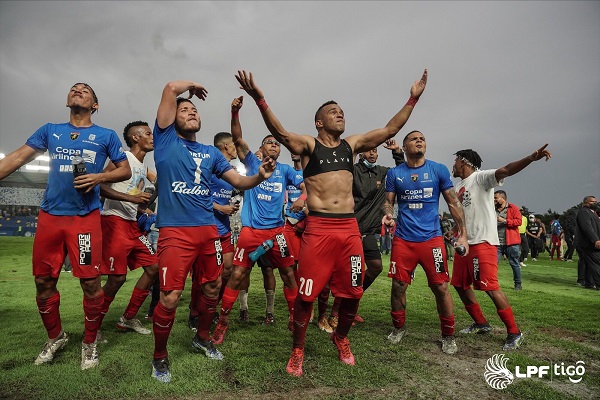 Jugadores del Plaza Amador festejan el campeonato. Foto:LPF