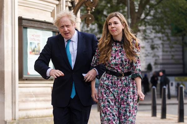 El primer ministro británico, Boris Johnson, y su novia, Carrie Symonds. Foto: EFE