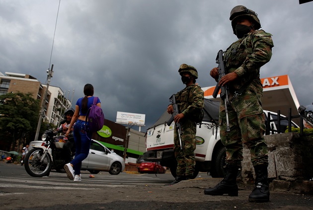 Soldados custodian las calles de Cali,Colombia. Foto: EFE