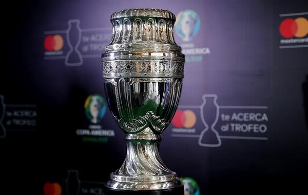 Vista del trofeo de la Copa América. Foto: EFE