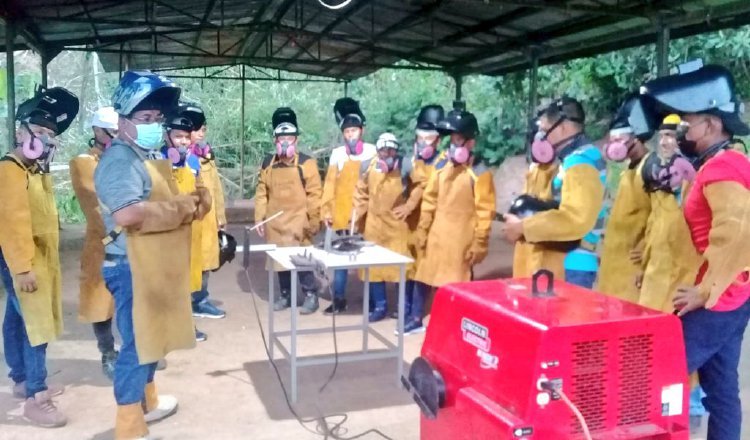 Capacitaciones como esta que desarrolla el Inadeh en Almirante, podrían verse afectadas con los ajustes contemplados. Foto: Cortesía Inadeh