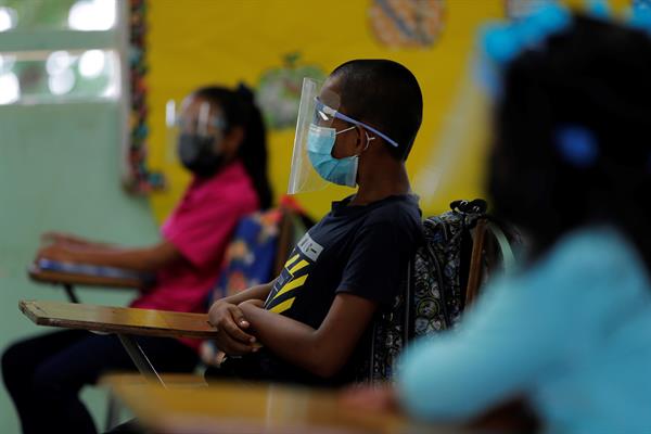 Estudiantes de la escuela Las Zanguengas fueron registrados este lunes al asistir a clases presenciales, en Panamá Oeste, durante la apertura parcial de colegios tras el cierre por la pandemia en Panamá.